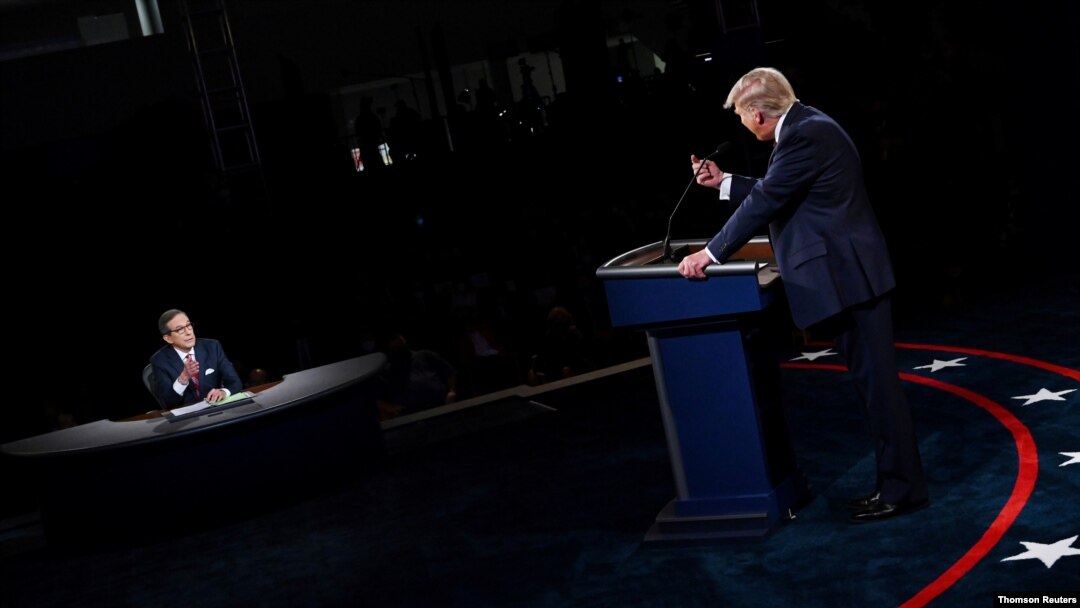 El presidente Donald Trump se dirige al moderador del primer debate presidencial, el periodista Chris Wallace, el pasado 29 de septiembre, en Cleveland, Ohio.
