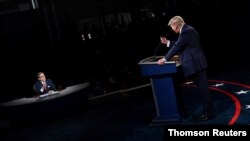El presidente Donald Trump se dirige al moderador del primer debate presidencial, el periodista Chris Wallace, el pasado 29 de septiembre, en Cleveland, Ohio.