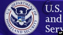 Senbòl Depatman Sekirite Teritoryal ak Ladwan Etazini an. 