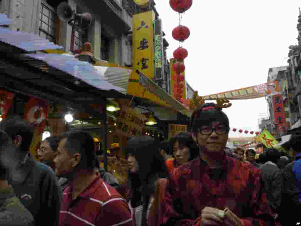 赶办年货食物，再挤也没关系