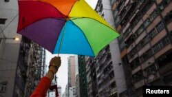 Seorang peserta membawa payung berwarna pelaning pada acara parade LGBT di Hong Kong (foto: ilustrasi). 