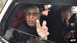 Algerian war veteran Lakhdar Bouregaa gestures in a car upon his release in Algiers on Jan. 2, 2020.