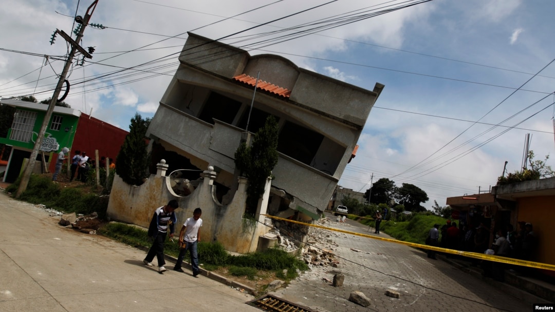 Rumah di kawasan San Marcos, Guatemala retak akibat gempa, Senin (7/7).