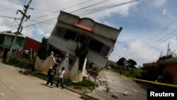 Rumah di kawasan San Marcos, Guatemala retak akibat gempa, Senin (7/7).