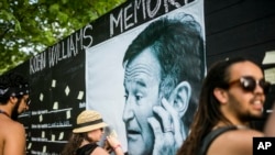 Robin Williams' Death Prompts Outpouring of Tributes 