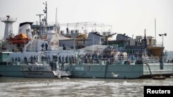 Warga etnis Rohingya menaiki kapal untuk berlayar ke Pulau Bhasan Char di Chattogram, Bangladesh, untuk program relokasi, 4 Desember 2020. (Foto: Reuters)