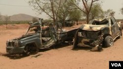 Des vestiges de véhicules de Boko Haram détruits par l'armée camerounaise en décembre 2018, à Amchide, au Cameroun, le 12 septembre 2019. ( M. Kindzeka/VOA ) 