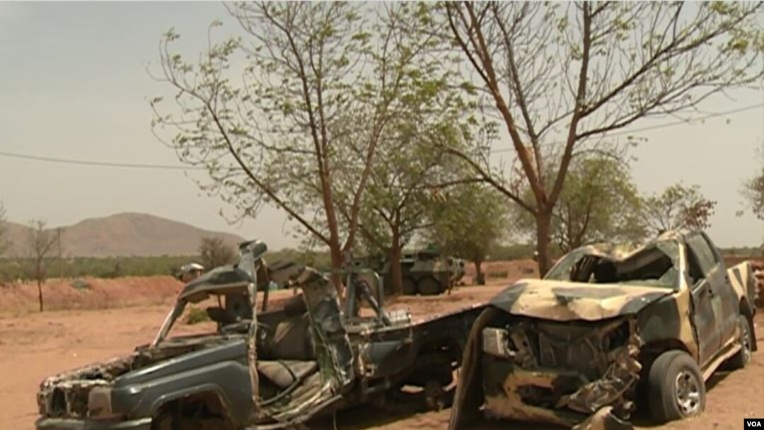 Ragowar wasu motocin mayaakn kungiyar Boko Haram bayan wani hari da aka kai masu a Kamaru ( M. Kindzeka/VOA ) 