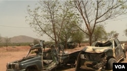 Ragowar wasu motocin mayaakn kungiyar Boko Haram bayan wani hari da aka kai masu a Kamaru ( M. Kindzeka/VOA ) 