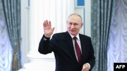 2023年10月16日，在莫斯科克里姆林宫，俄罗斯总统普京接受中央广播电视总台采访，这张照片由俄罗斯国家卫星通讯社(Sputnik)发布。(法新社)