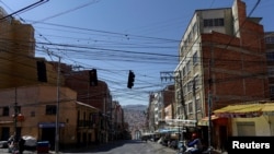 La poca actividad económica en Bolivia se ilustra en esta foto de una calle comercial casi vacía en La Paz el 17 de julio de 2020.