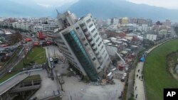 Un edificio colapsado en la ciudad turística de Hualien, en el este de Taiwán, tras un terremoto que dejó al menos dos muertos.