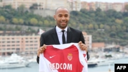 Thierry Henry, nouvel entraîneur du club de football de Monaco, lors d'une conférence de presse à Monaco, le 17 octobre 2018. 