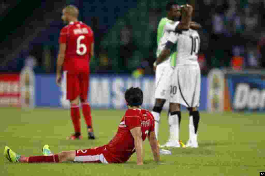Tunisia's Khalil Chammem (L) reacts after they lost to Ghana in their African Nations Cup quarter-final soccer match at Franceville stadium February 5, 2012.