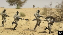 Sojojin Mali su na horaswa a kusa da birnin Timbuktu a shekarar 2012, kafin yankiin ya fada hannun masu kishin Islama.