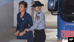 Mantan Presiden Korea Selatan Park Geun-hye tiba di pengadilan Seoul, Korea Selatan hari Senin (16/10). 