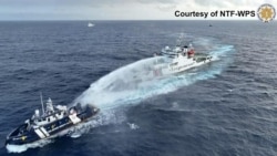 Kapal penjaga pantai China (kanan) menembakkan meriam air Biro Sumber Daya Perikanan dan Akuatik (BFAR) dalam foto yang dirilis oleh Satgas Nasional Filipina pada 4 Desember 2024. (Foto: Handout/National Task Force for West Philippine Sea/AFP)