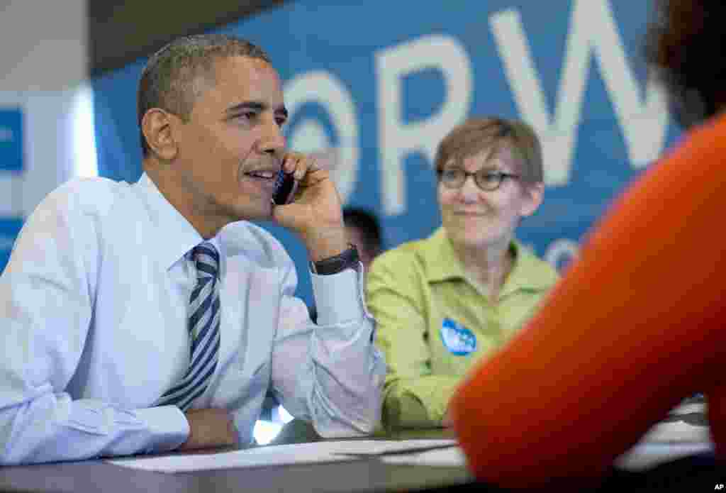 Presiden Barack Obama menelepon para sukarelawan di negara bagian Wisconsin pada saat mengunjungi kantor kampanye kubu Obama di Chicago, Selasa, 6 November 2012.