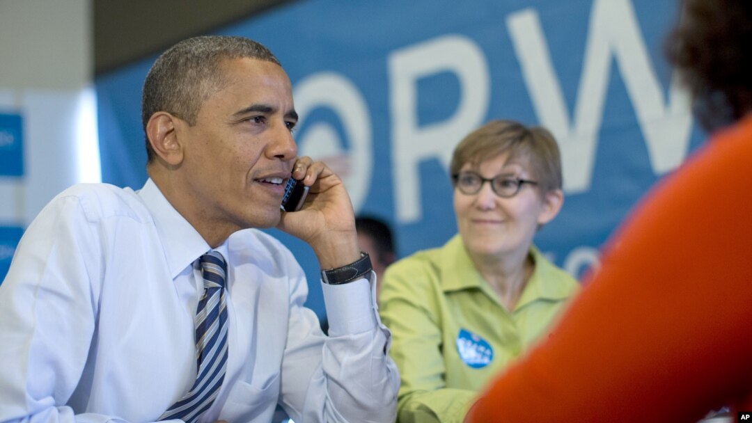 Presiden Barack Obama menelepon para sukarelawan kampanye di negara bagian Wisconsin dari kantor kampanye kubu Obama di Chicago (6/11).