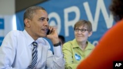 Presiden Barack Obama menelepon para sukarelawan kampanye di negara bagian Wisconsin dari kantor kampanye kubu Obama di Chicago (6/11).