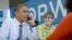 Presiden Barack Obama menelepon para sukarelawan kampanye di negara bagian Wisconsin dari kantor kampanye kubu Obama di Chicago (6/11).