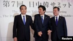 (左起)中國總理李克強、日本首相安倍晉三和南韓總統文在寅在成都出席中日韓領導人峰會。（2019年12月24日）