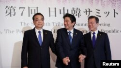 2018年5月9日中国总理李克强（左）在东京与安倍首相（中）和韩国总统文在寅举行三方会谈（路透社）