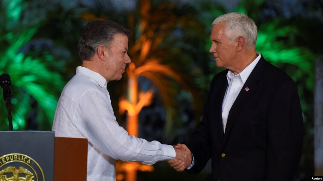 Presiden Kolombia, Juan Manuel Santos, menyambut Wapres AS, Mike Pence, setelah pelaksanaan konferensi pers di Cartagena, Kolombia, 13 Agustus 2017 (foto: Biro Kepresidenan Kolombia/Rilis via REUTERS)