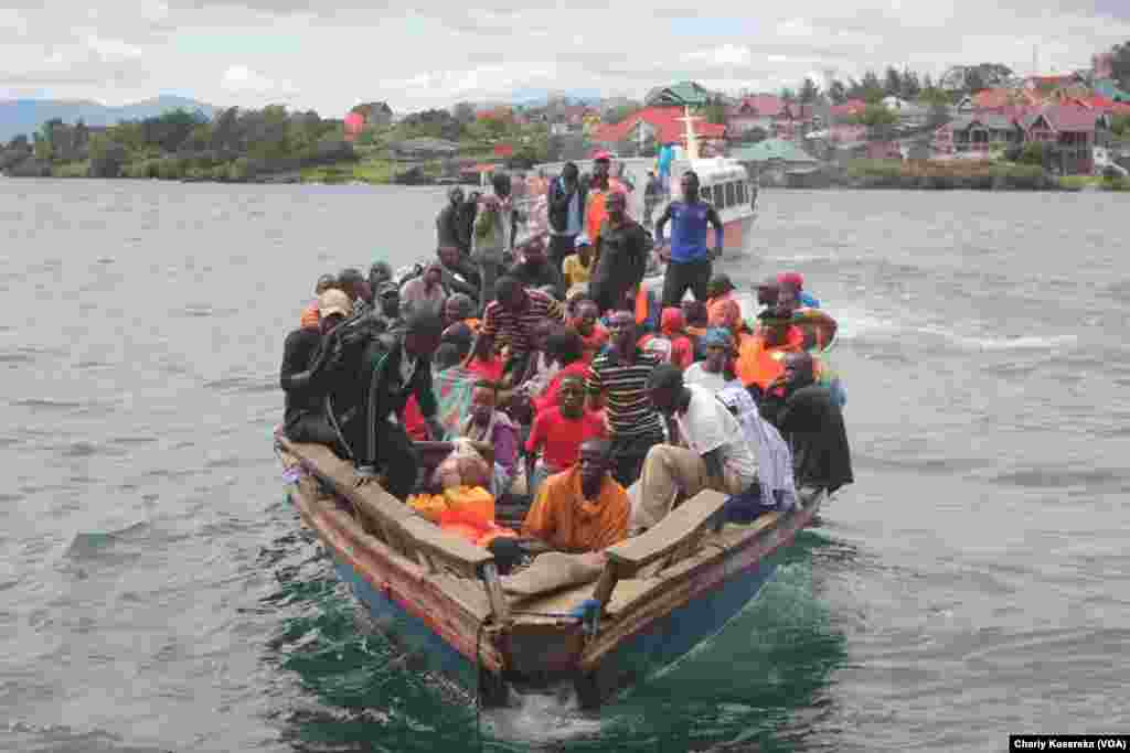 Des rescapés du naufrage sur le lac Kivu lundi 30 novembre transportés dans une pirogue motorisée. Vingt-six rescapés ainsi que le corps d&#39;un enfant ont été repêchées après qu&rsquo;un canot rapide a chaviré dans le lac Kivu. VOA/Charly Kasereka