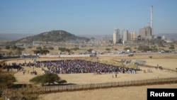 Des mineurs font la queue pour aller travailler à la mine de platinum de Lonmin, en Afrique du Sud, le 25 juin 2014.