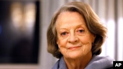 ARCHIVO - La actriz británica Maggie Smith posa en Londres el 16 de diciembre de 2015. Smith, que ganó un Oscar por "The Prime of Miss Jean Brodie" en 1969 además de destacar en los filmes de Harry Potter y la serie "Downton Abbey" ha fallecido a los 89 años.