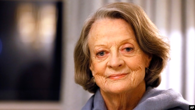 ARCHIVO - La actriz británica Dame Maggie Smith posa en Londres el 16 de diciembre de 2015. Smith, quien ganó un Oscar por "Los mejores años de Miss Brodie" en 1969 y conquistó nuevos admiradores gracias a "Downton Abbey", falleció a los 89 años.