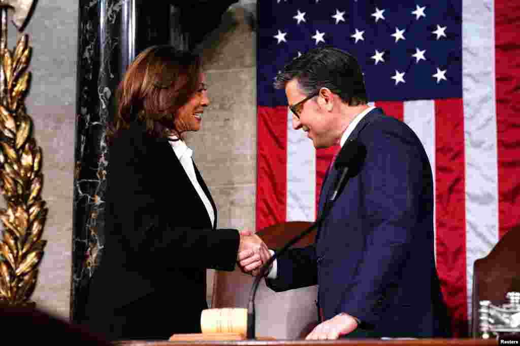 En un ambiente de cordialidad, el presidente republicano de la Cámara, Mike Johnson, un acérrimo detractor de la administración del presidente&nbsp; demócrata Joe Biden, le da la mano a la vicepresidenta Kamala Harris en la Cámara de Representantes antes del tercer discurso sobre el estado de la Unión de Biden, en el Capitolio de EEUU, en Washington.&nbsp;