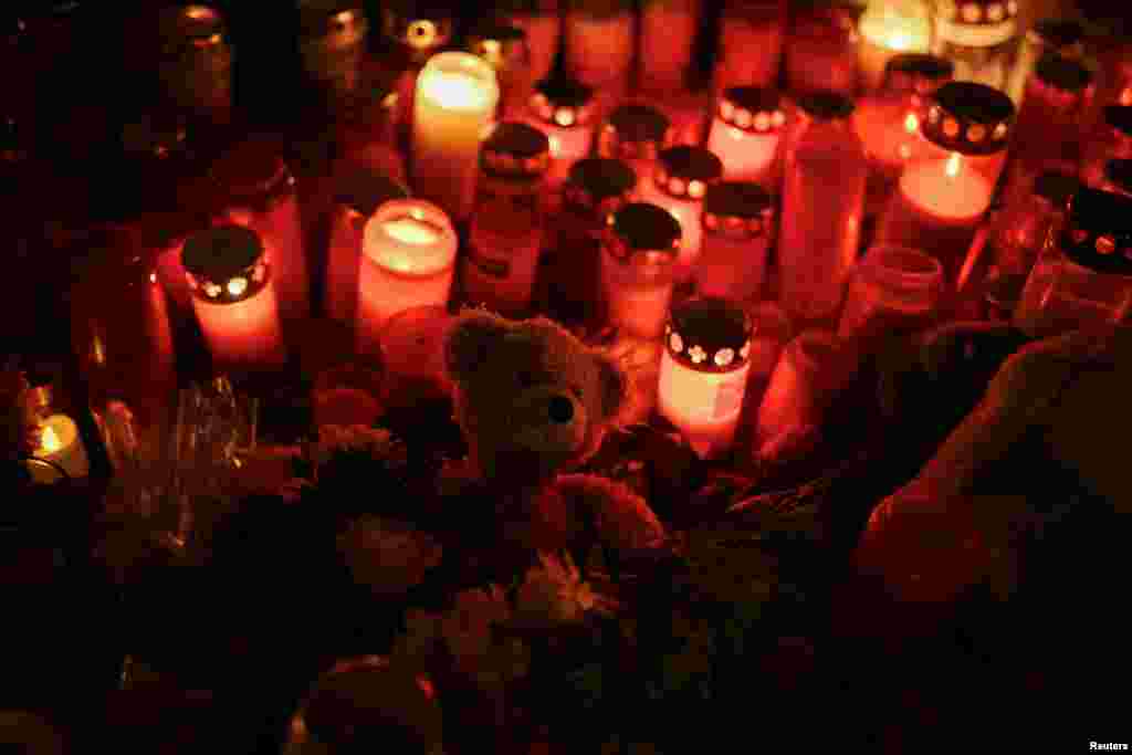 Flores, osos de felpa y velas adornan una iglesia de Magdeburgo, Alemania, en honor a las víctimas del ataque a un mercado navideño el viernes 20 de diciembre.&nbsp;