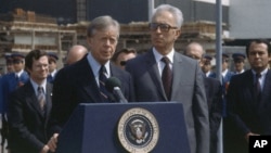 ARHIVA - Bivši američki predsednik Džimi Karter u Beogradu sa predsedavajućim Predsedništva SFR Jugoslavije Cvjetinom Mijatovićem, jun 1980. (Foto: AP)