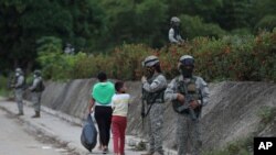 Soldados de la Armada colombiana montan guardia cerca del río Arauca, la frontera natural con Venezuela, en Arauquita, Colombia. Marzo 26, 2021.