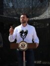 Министр обороны Пит Хегсет, вице-президент США Джей Ди Вэнс и директор национальной разведки Тулси Габбард (слева направо) во время посещения американо-мексиканской границы в Игл Пасс, штат Техас, США 5 марта 2025 года (фото Brandon Bell/Pool via Reuters).