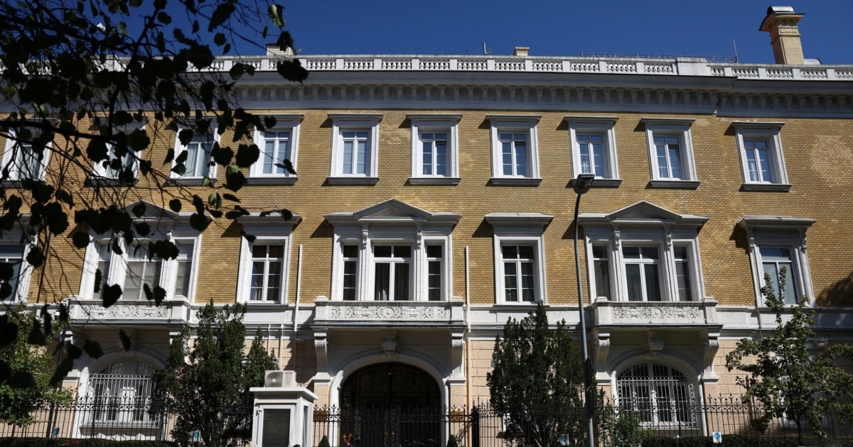 Венгрия выслала 10 российских дипломатов