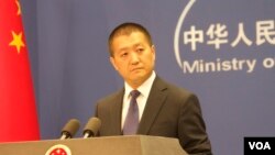 中国外交部新闻司司长兼发言人陆慷在外交部例行记者会上（2015年6月15日，美国之音东方拍摄）
