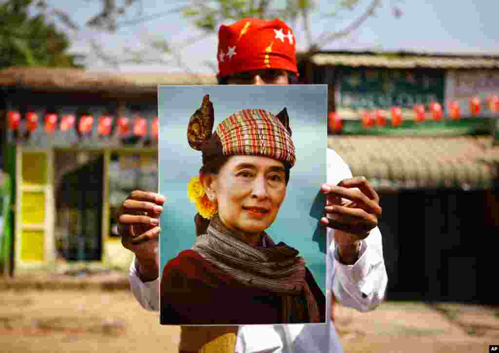 Người ủng hộ bà Aung San Suu Kyi trương bức chân dung của bà tại một buổi tụ tập vận động bầu cử ở Rangoon, 28 tháng 3, 2012. (Reuters)