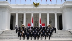 Presiden Indonesia Prabowo Subianto (tengah depan kiri) dan Wakil Presiden Gibran Rakabuming Raka (tengah depan kanan) berpose dengan para menteri kabinet yang baru dilantik di depan Istana Kepresidenan di Jakarta, 21 Oktober 2024. (BAY ISMOYO/AFP)