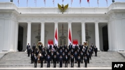 Presiden Indonesia Prabowo Subianto (tengah depan kiri) dan Wakil Presiden Gibran Rakabuming Raka (tengah depan kanan) berpose dengan para menteri kabinet yang baru dilantik di depan Istana Kepresidenan di Jakarta, 21 Oktober 2024. (BAY ISMOYO/AFP)