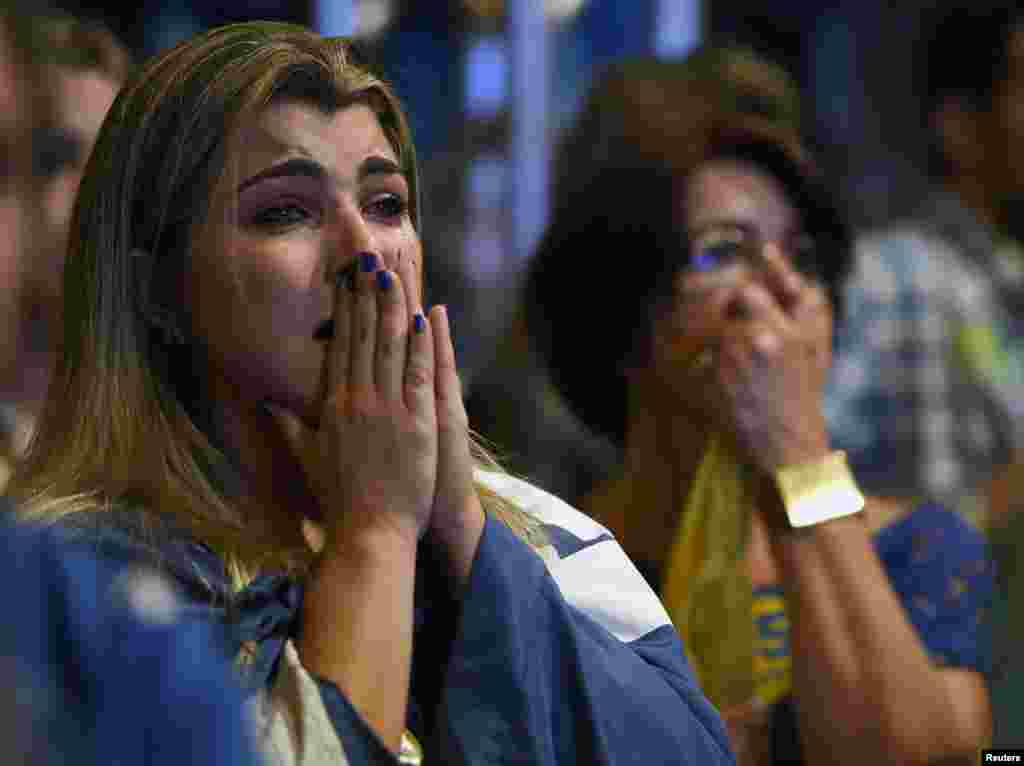 Apoiantes de Aécio Neves, do Partido Social Democrata do Brasil (PSDB) em prantos, após serem conhecidos os resultados em que Aécio saiu derrotado. Belo Horizonte, 26 Outubro, 2014.