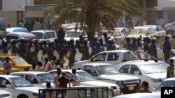 Des policiers à Khartoum le 30 janvier 2011.