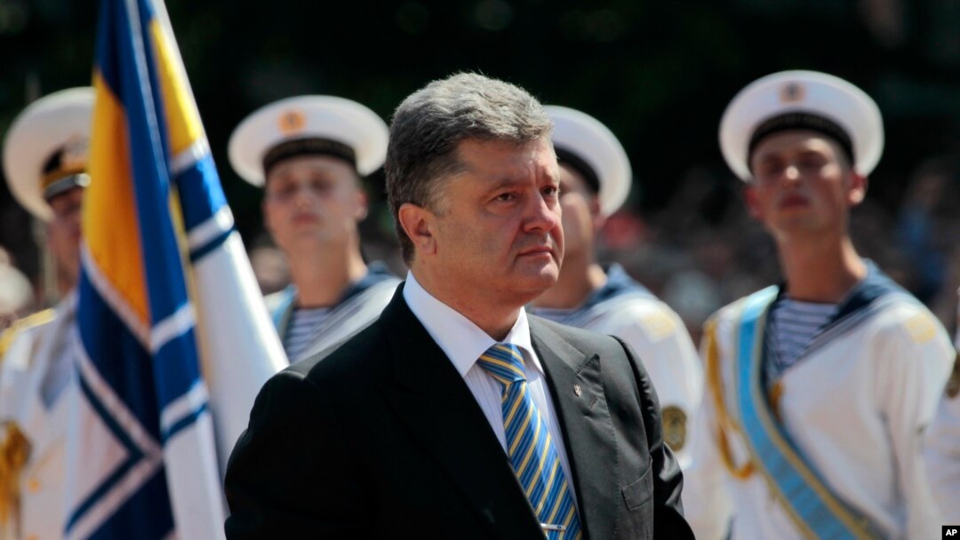 Presiden Ukraina Petro Poroshenko seusai upacara pelantikan di Lapanga Sophia di Kyiv, Ukraina (6/6).