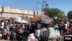 A view of the stands at the Croix-dèz-Beausalles open air market in downtown Port au Prince. (VOA Creole/Matiado Vilme)
