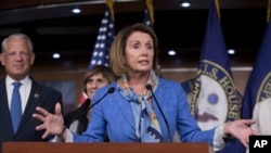 Kepala fraksi minoritas DPR AS Nancy Pelosi berbicara dalam konferensi pers di Capitol Hill mengenai virus Zika (11/8). (AP/J. Scott Applewhite)