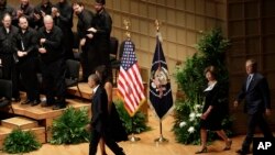 Barack Obama, Michelle Obama, George W. Bush et Laura Bush, auditorium du Meyerson Symphony Center,Dallas, le 12 juillet 2016. (AP Photo/Eric Gay)