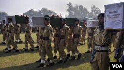 Los militares pakistaníes realizaron el funeral de los soldados muertos durante el incidente fronterizo.