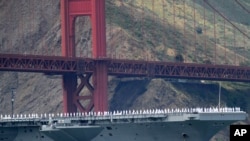 Hàng không mẫu hạm USS Nimitz băng qua cầu Golden Gate trong lễ kỷ niệm 75 năm ngày khánh thành cây cầu này, Chủ nhật, 27/5/2012